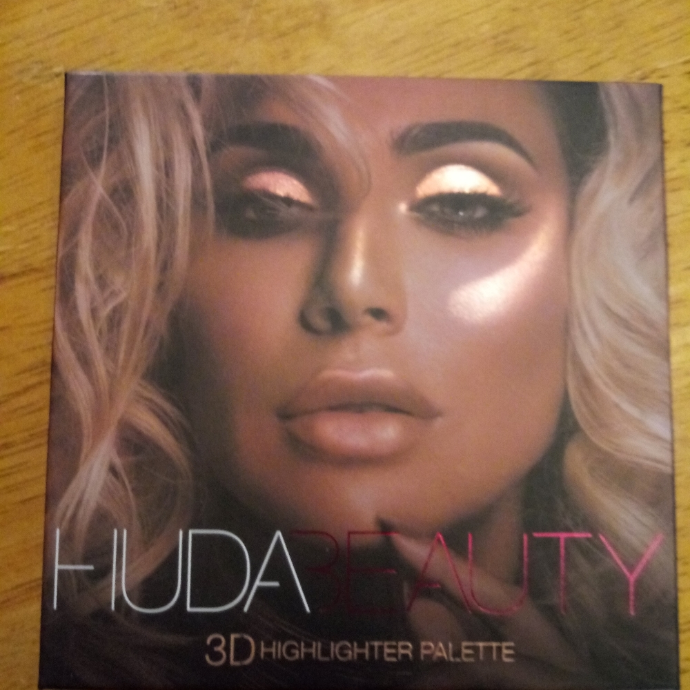 Huda Beauty 3D highlighter palette